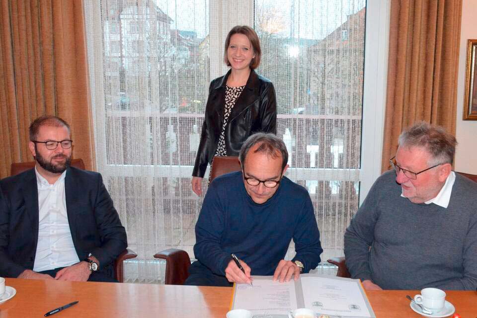 Foto (v.l.): Beigeordneter Benjamin Laber, Fachdienstleiterin Anne Rottermann, Bürgermeister Roland Burger, 1. Vorsitzende des TSV 1863 Buchen e.V.