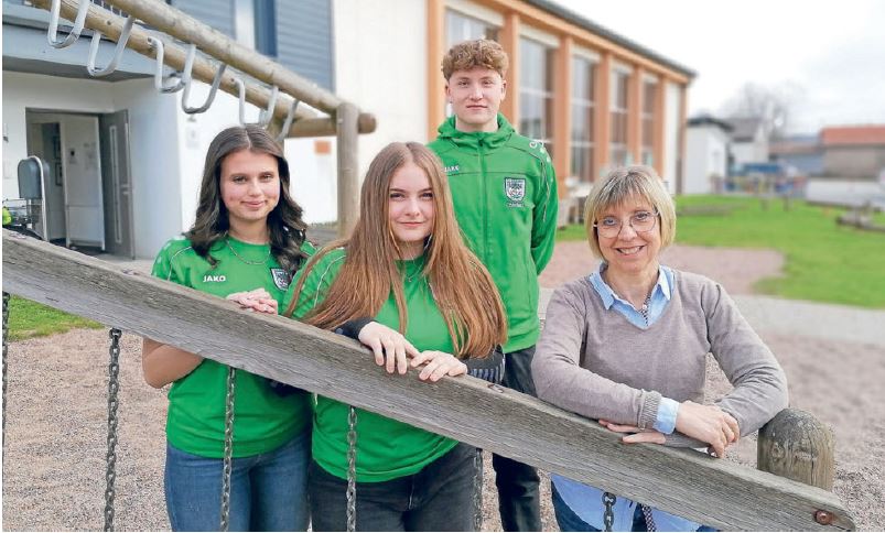 Das Foto zeigt (v.l.) Emily-Leah Franke, Mona Haun, Christian Jurgovsky und FSJ-Verantwortliche und Geschäftsführerin TSV 1863 Buchen e.V.  Foto: Adrian Brosch, Rhein-Neckar-Zeitung